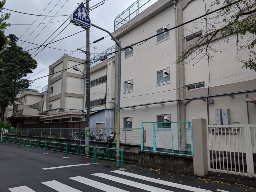 【バインコートの小学校】