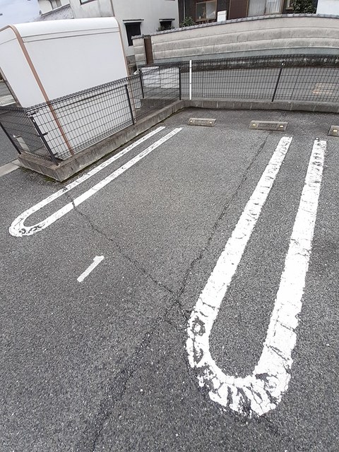 【岡山市中区八幡のアパートの駐車場】