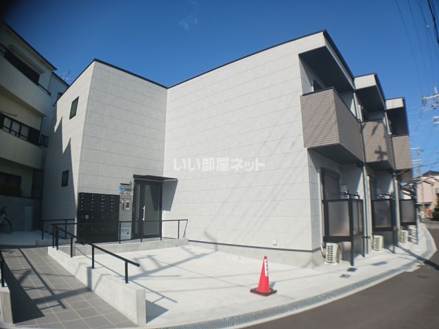 【枚方市中宮東之町のアパートの建物外観】