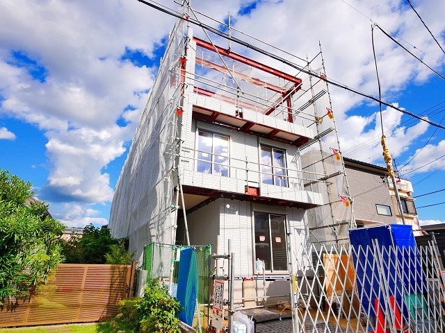 奈良市北半田中町のマンションの建物外観