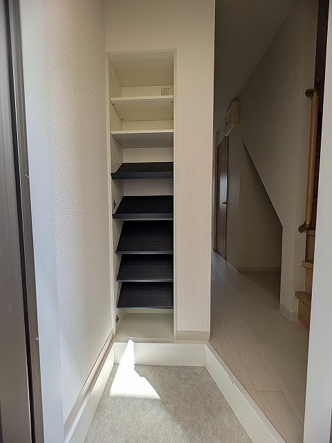 玄関　同物件、別号室のものです。