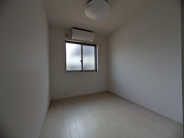 居室・リビング　同物件、別号室のものです。