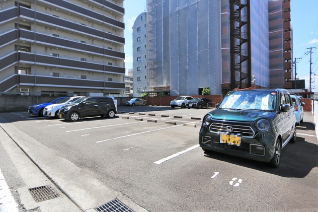 【松山市千舟町のマンションの駐車場】