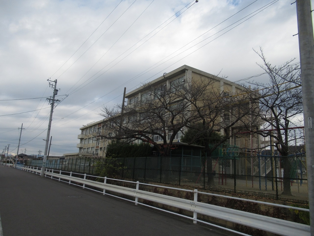 【アルバの小学校】