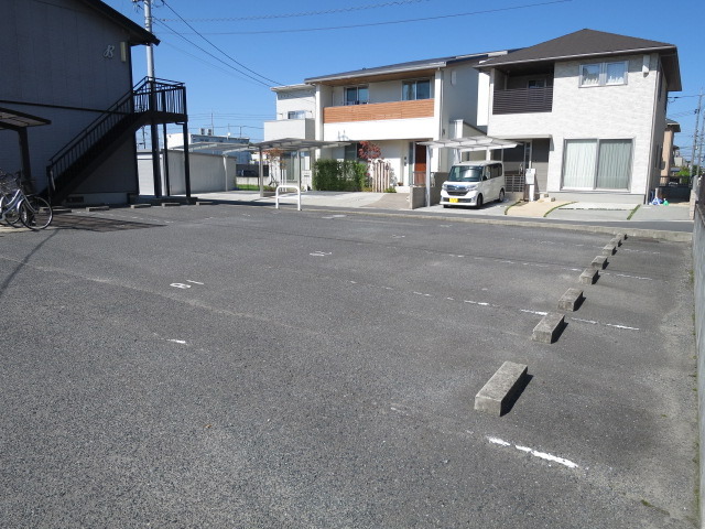 【ダンディライオン西市Ｂ棟の駐車場】