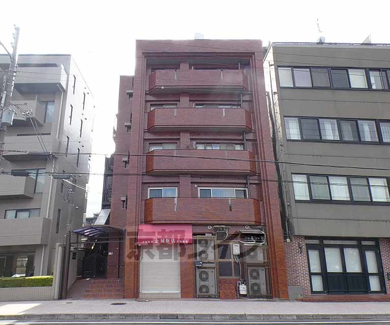 京都市左京区岡崎西天王町のマンションの建物外観