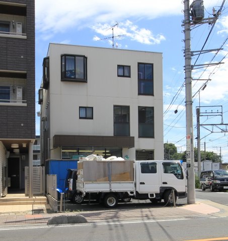 【土呂岸ビルの建物外観】