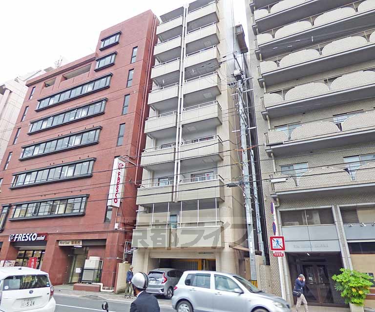 【京都市上京区飛鳥井町のマンションの建物外観】