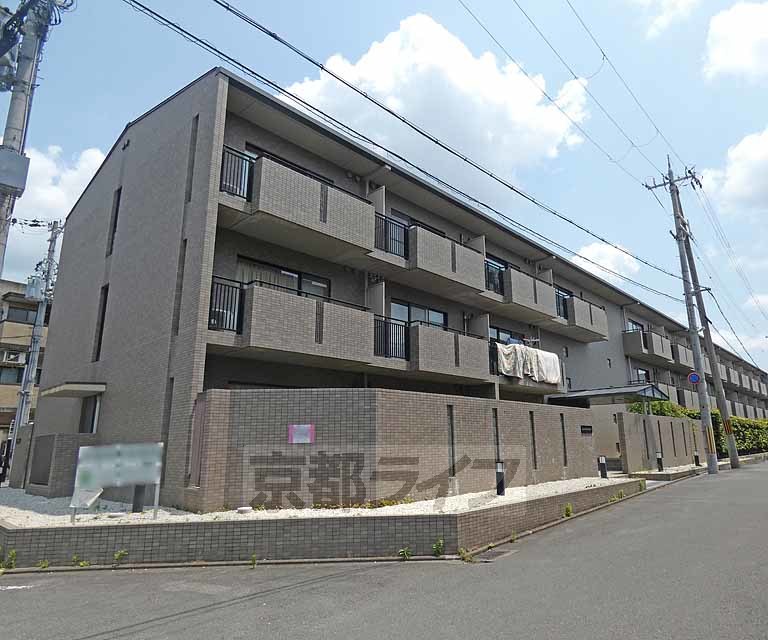 京都市右京区谷口梅津間町のマンションの建物外観