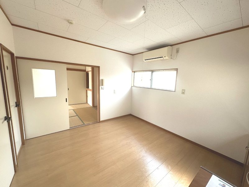 居室・リビング　明るく開放的な室内