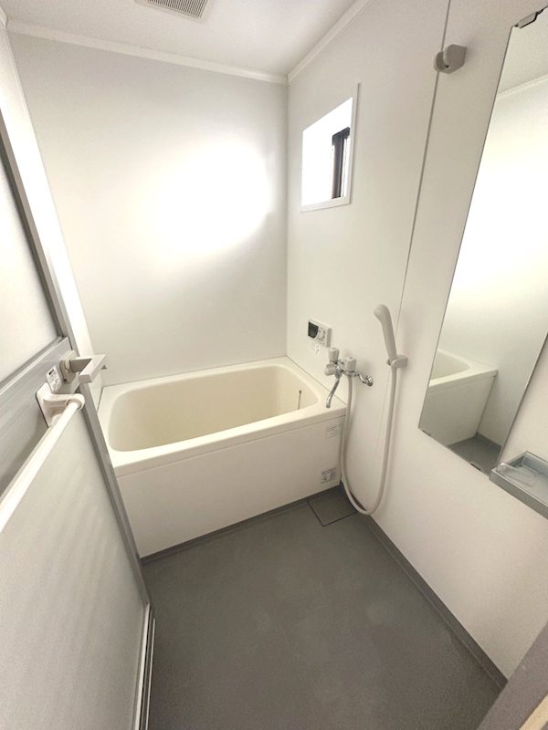 バス・シャワールーム　窓付きの明るい浴室