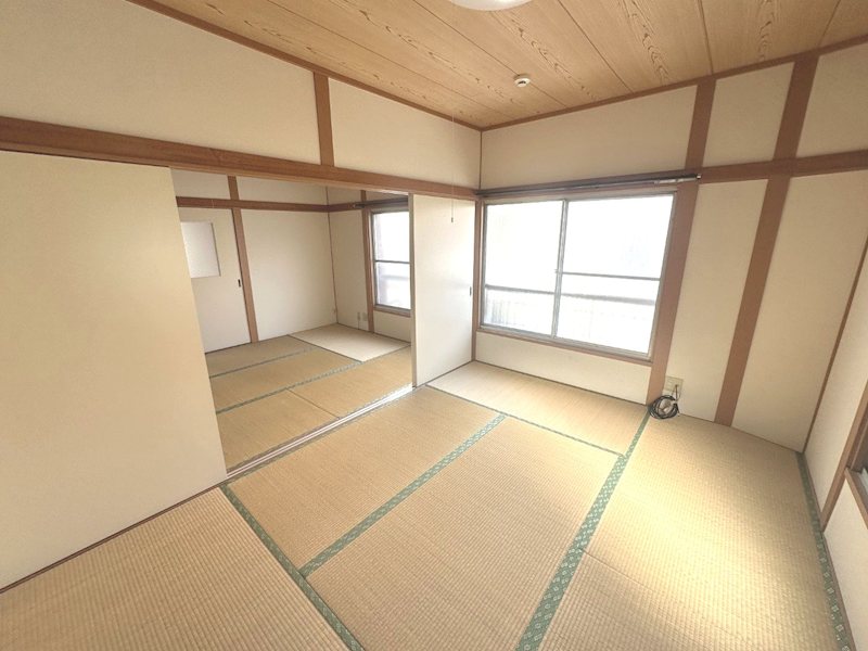 その他部屋・スペース　大きな窓から明るい陽光射し込みます