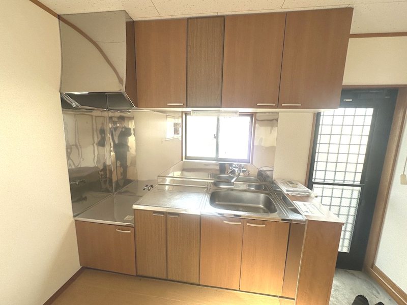 キッチン　上部吊戸棚もついたキッチン