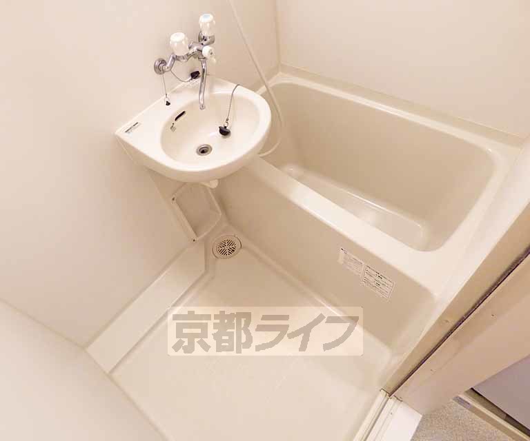 バス・シャワールーム　バスルームです。