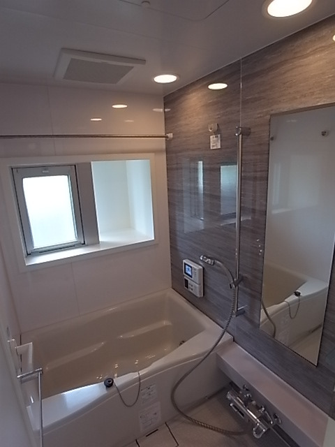 バス・シャワールーム　お風呂・トイレ別のセパレートです。