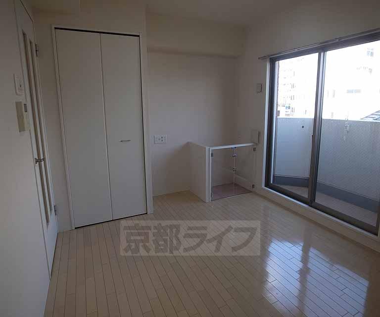 居室・リビング　全体的に白を基調とした室内です。