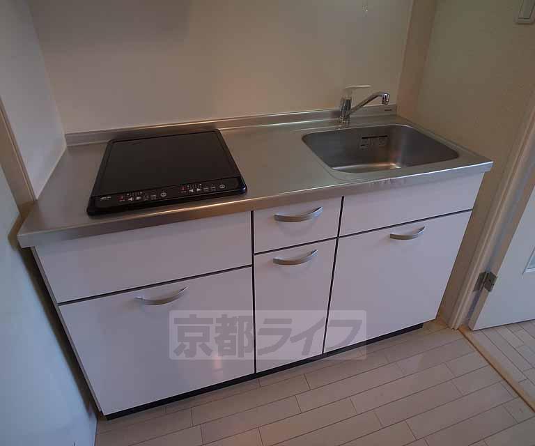 キッチン　白基調のシステムキッチンです。