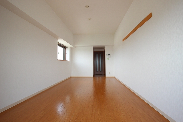 居室・リビング　同物件、別号室のものです。