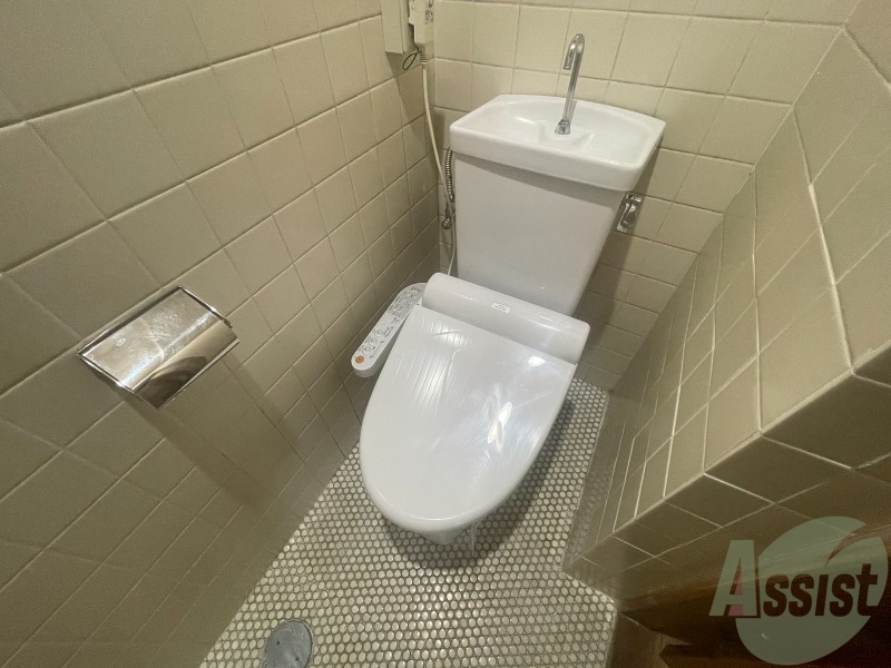 トイレ　温水洗浄便座なので快適に使用できそうですね。