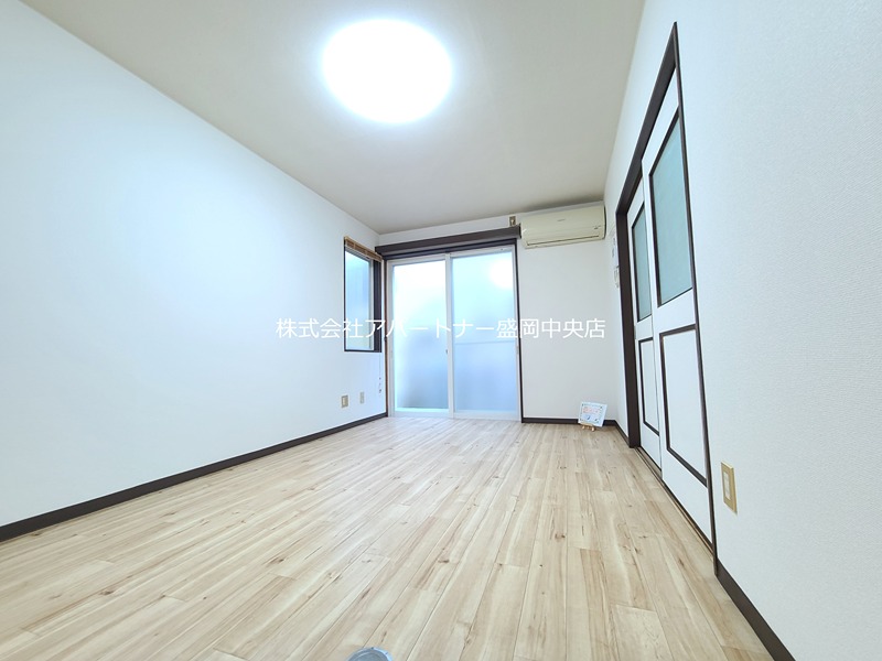 居室・リビング　白基調の清潔感のある内装