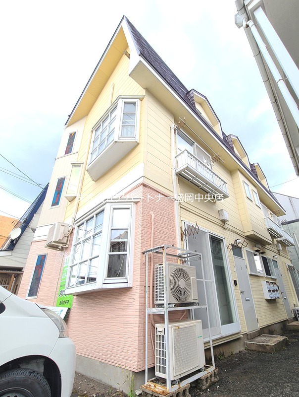 建物外観　高松の池に近い立地