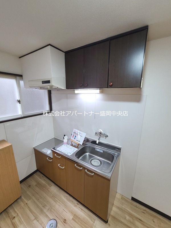 キッチン　キッチンは横に窓付き