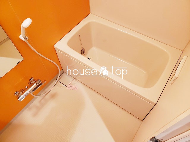 バス・シャワールーム　追い炊き給湯式バス・浴室換気乾燥機完備