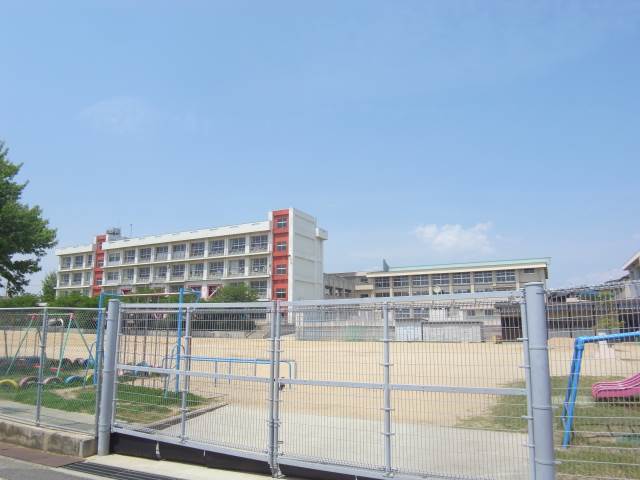 小学校　明石市立小学校 錦が丘小学校（小学校）まで254m