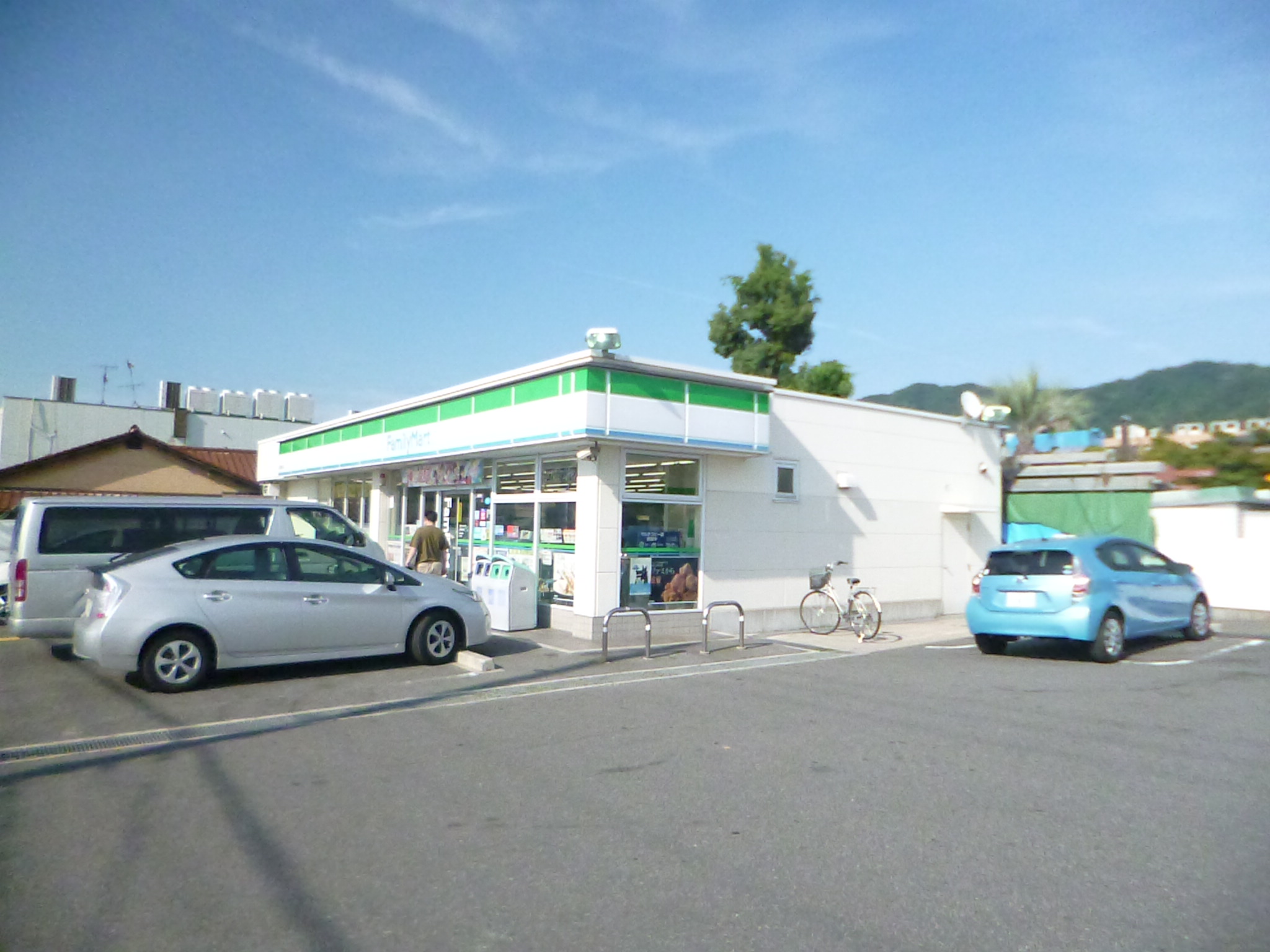 コンビニ　ファミリーマート八尾郡川店（コンビニ）まで580m