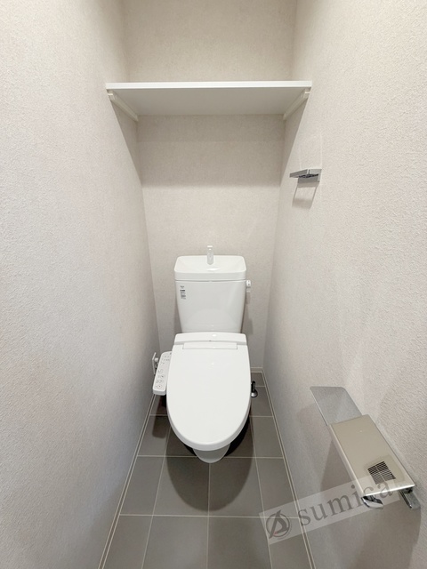 トイレ　人気アイテムの温水洗浄便座。清潔感のあるトイレです。