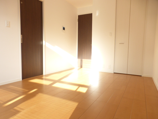 その他　居室7.2帖　明るい室内