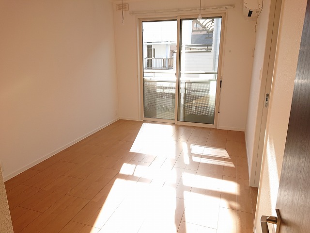 居室・リビング　居室7.2帖　明るい室内