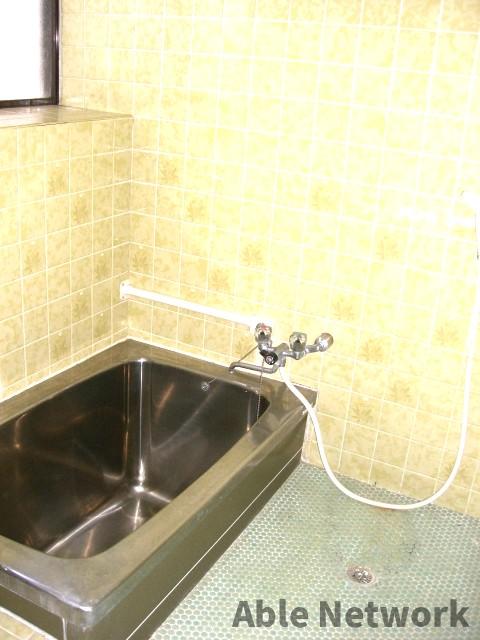 バス・シャワールーム　窓付きの浴室