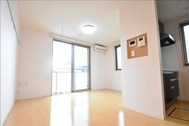 居室・リビング　綺麗めで明るいお部屋です。