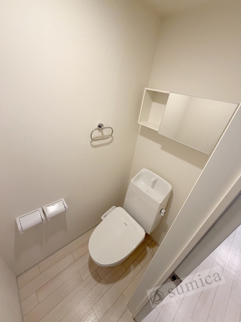 トイレ　人気アイテムの温水洗浄便座。清潔感のあるトイレです。