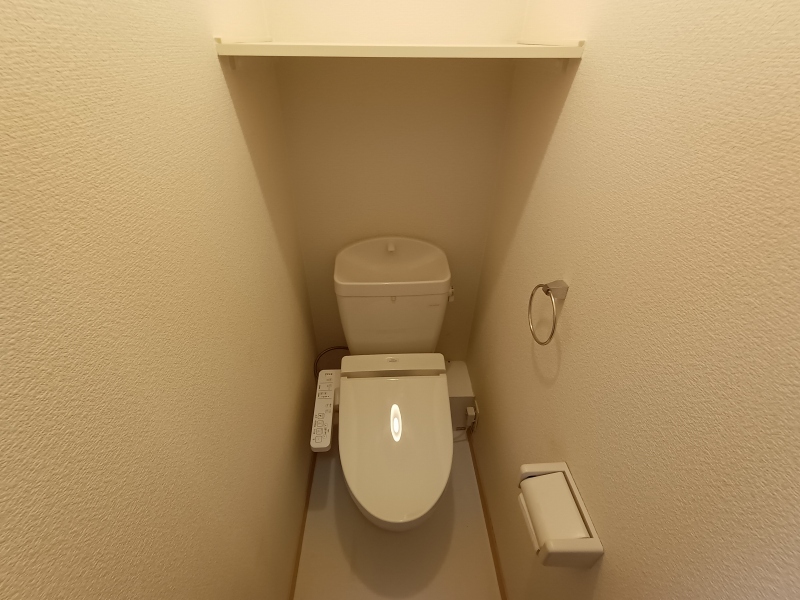 その他　トイレには棚が設置されています。