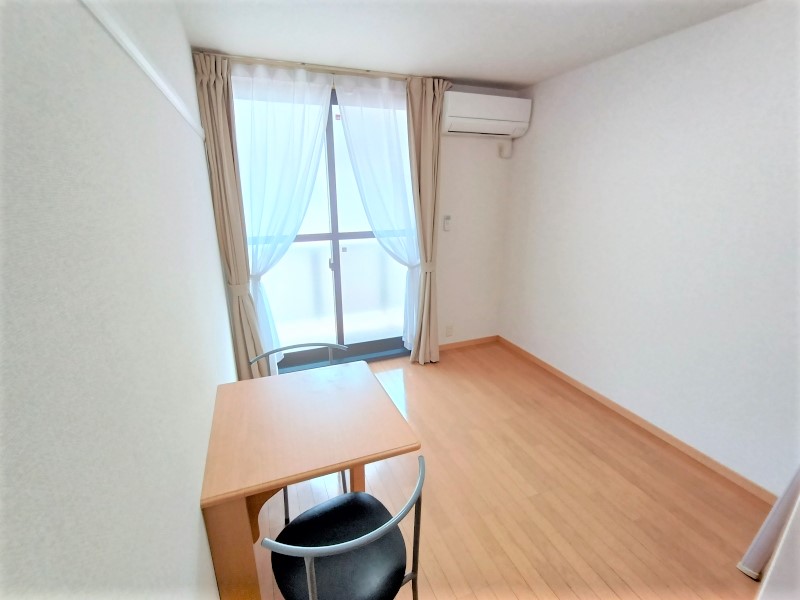 居室・リビング　家電・家具付きのお部屋です。