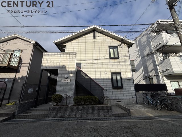 建物外観　敷地内にゴミ置き場があります