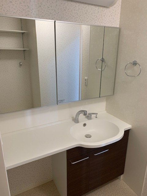 洗面設備　鏡の大きいカウンタータイプの洗髪洗面化粧台