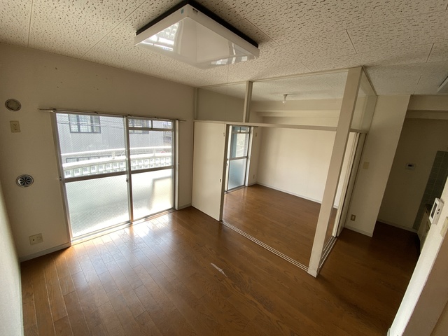 居室・リビング　仕切りを外して広いリビングとしても使えますよ。