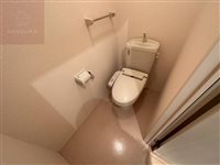 トイレ　落ち着いた色調のトイレです