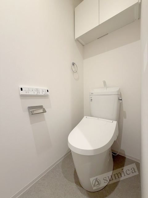 トイレ　人気アイテムの温水洗浄便座。清潔感のあるトイレです。