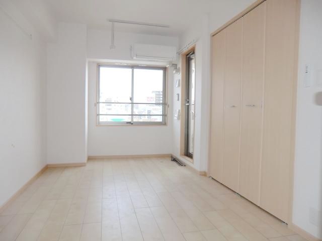 居室・リビング　広めの洋室７帖♪