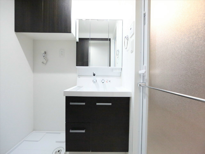 洗面設備　脱衣所　独立洗面台（シャンプードレッサー付）収納スペース有