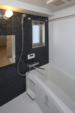 バス・シャワールーム　浴室には窓もついているため換気もバッチリ