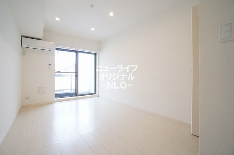 居室・リビング　エアコン付きなので1年中快適に過ごせます☆