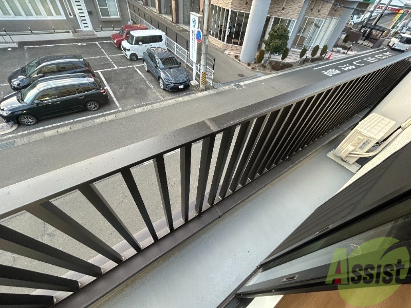 バルコニー　バルコニーは洗濯物を干すのに十分な広さがありますね。