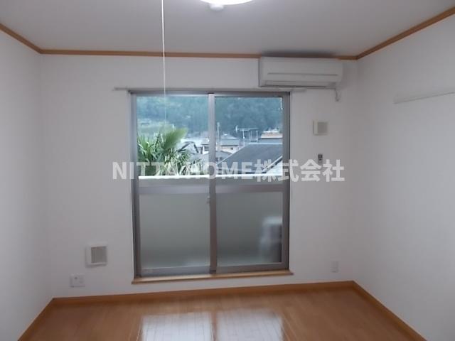 居室・リビング　７．５帖の洋室です＊クローゼットがついています◇