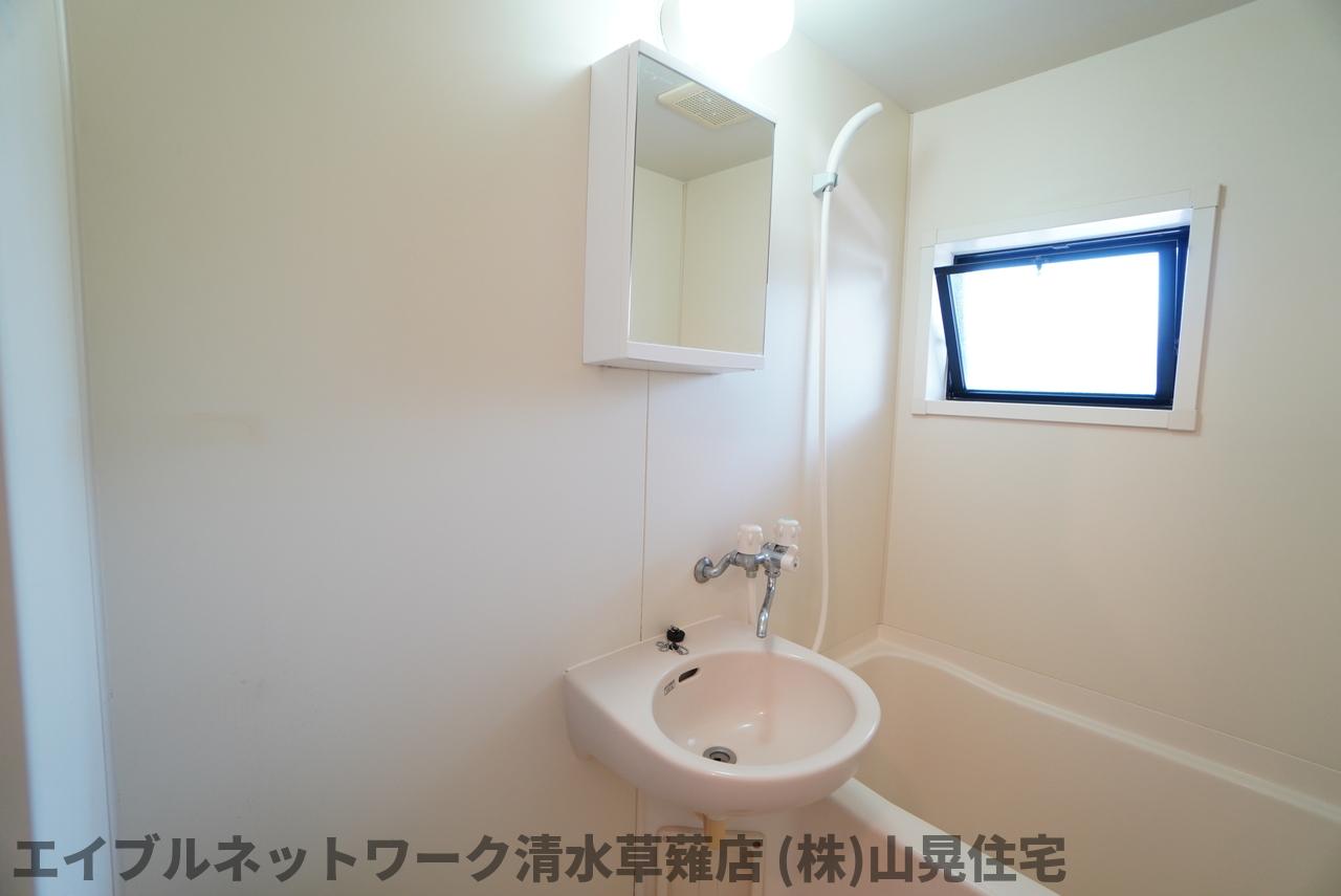 洗面設備　明るい洗面所です