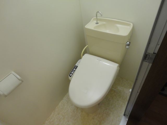 トイレ　温水洗浄便座付のトイレです